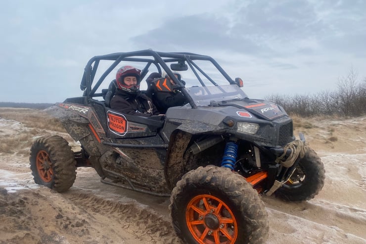 Zbliżenie na buggy z kierowcami w kaskach