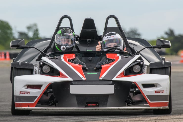 Kierowca wraz z pasażerem w KTM X-BOW