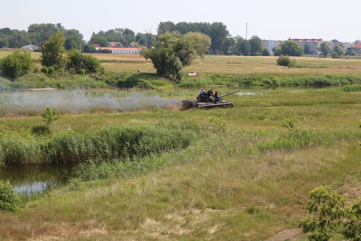 czołg w terenie