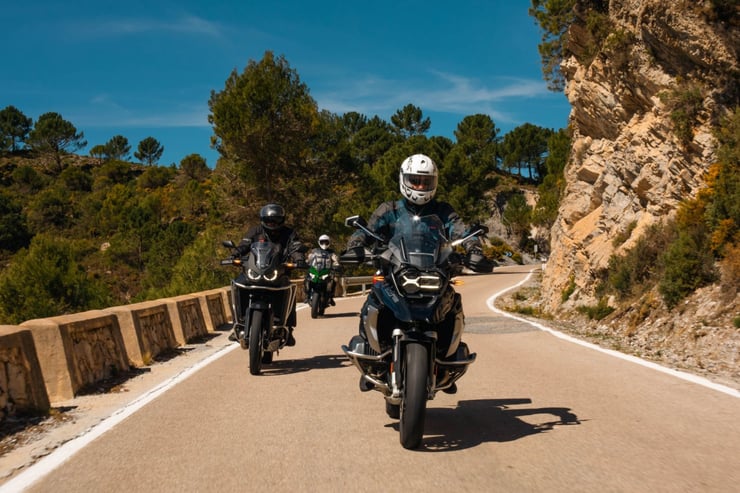 grupa motocyklistów w czasie przejażdżki