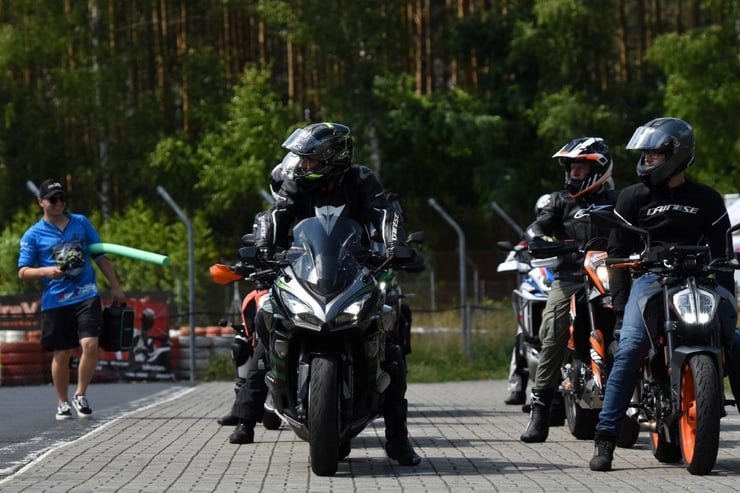 Motocykle przed wjazdem na tor