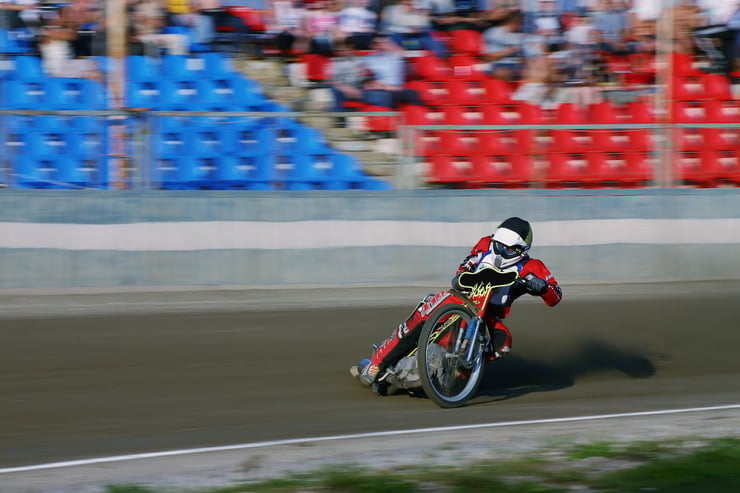 mężczyzna jadący na motocyklu