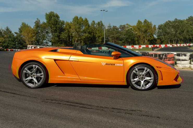 Kabriolet z logo Super Cars na boku