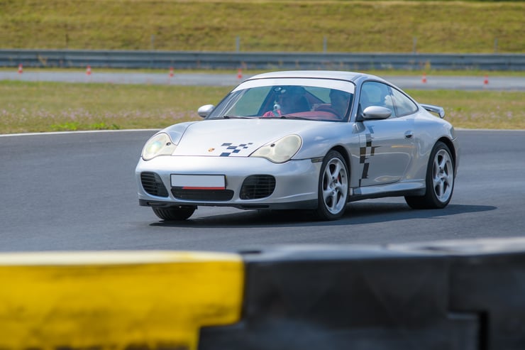 Porsche podczas jazdy na torze