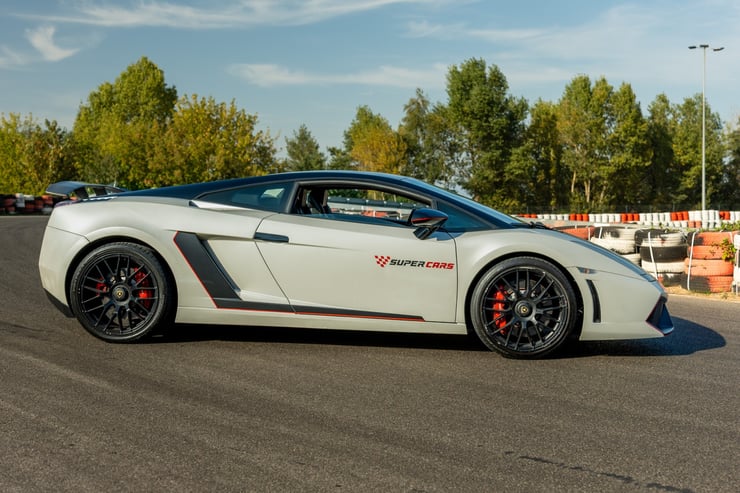 białe lambo od boku