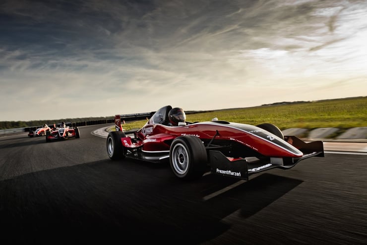 ścigające się bolidy