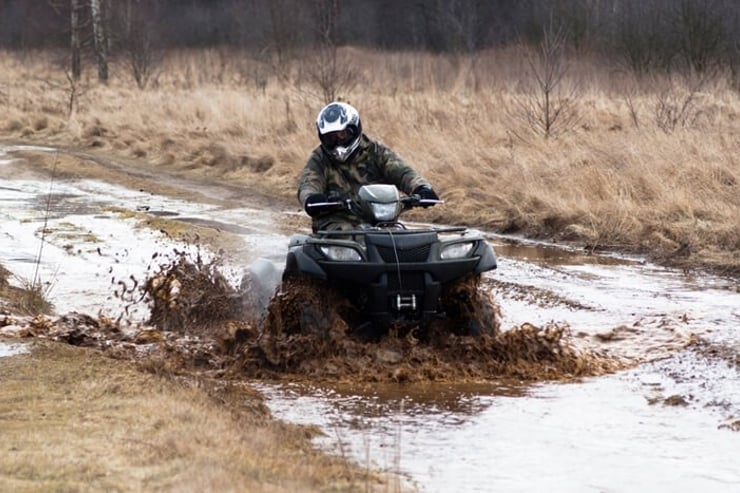 jazda quadem w terenie