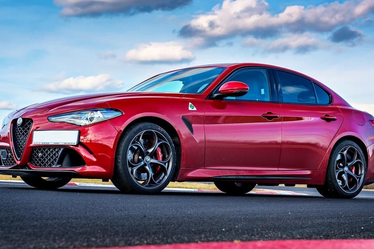 Alfa Romeo Giulia Quadrifoglio widok bokiem
