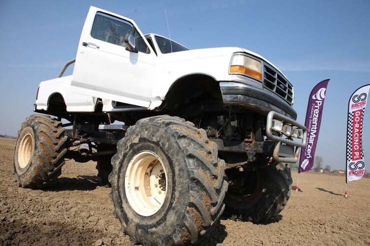biały monster truck