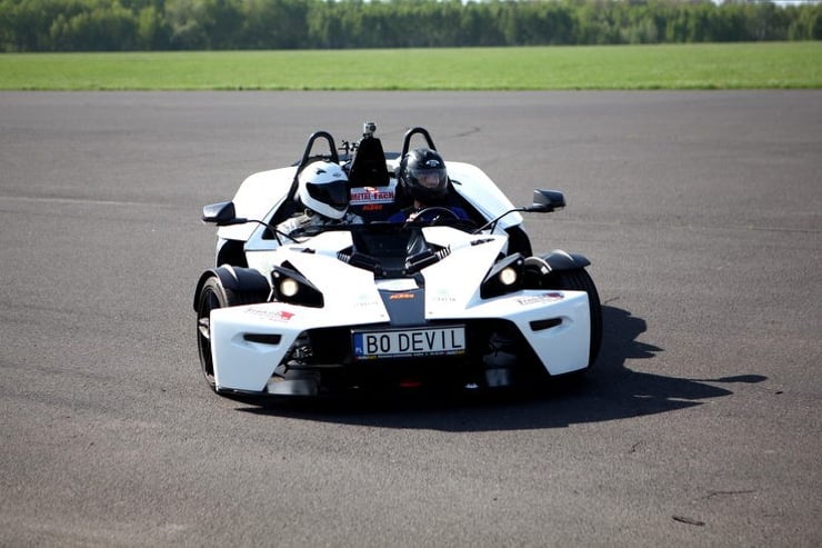 Widok na przód bolida KTM X-BOW