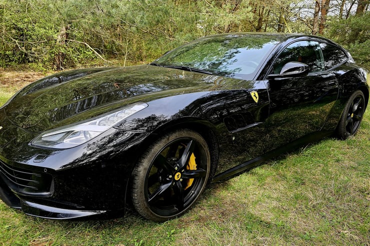 czarne ferrari w lesie
