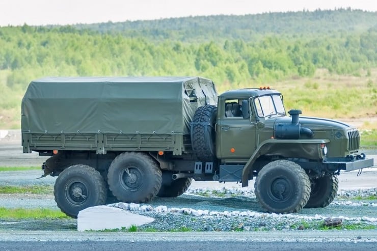 ciężarówka wojskowa pokonuje przeszkody