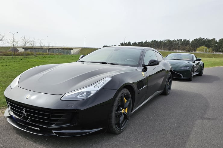 czarne sportowe ferrari