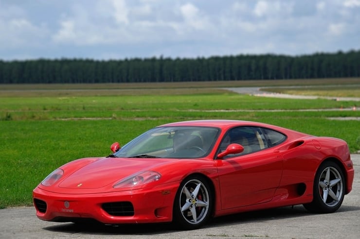 Wnętrze Ferrari, skórzana tapicerka