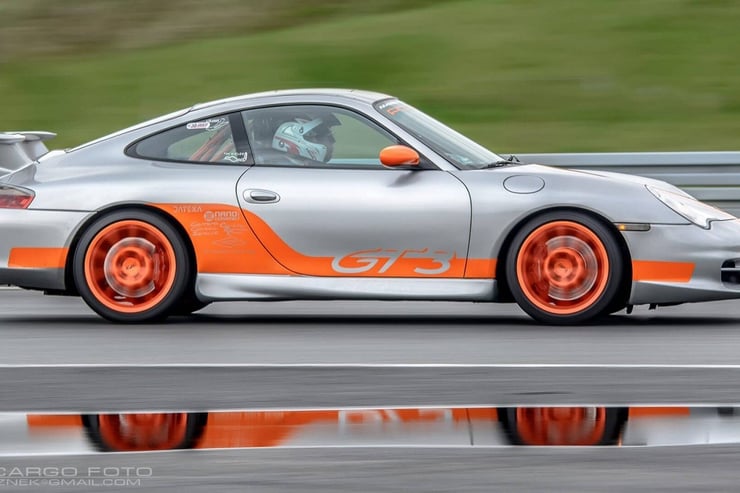 Srebrne Porsche z pomarańczowymi felgami