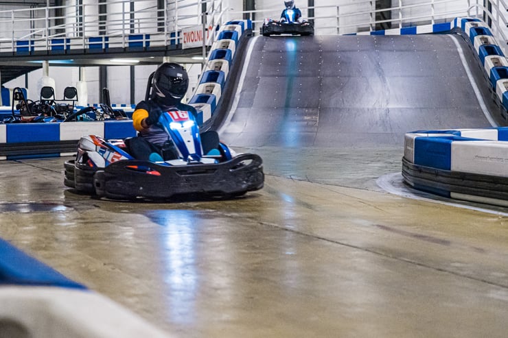gokart jadący na torze