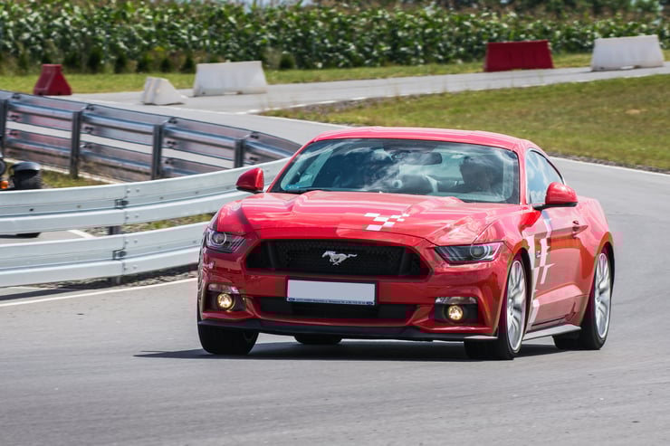 Czerwony Ford Mustang podczas jazdy na torze